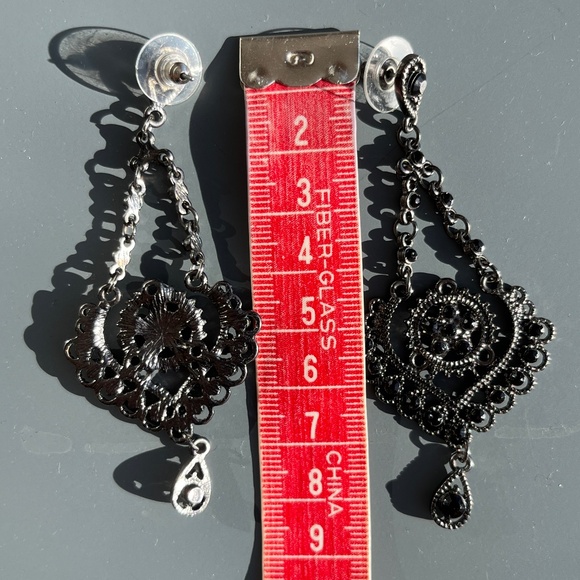 Black stone & metal dangle earrings, for pierced ears. - Picture 4 of 6